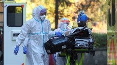 P�íjezd p�ti pacient� s koronavirem, kte�í jsou ve vá�ném stavu napojení na...