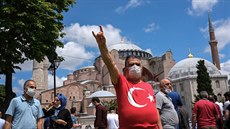 Turek v Istanbulu ukazuje gesto nacionalist�. (17. �ervence 2020)