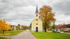 Zjednoduen eeno, domy stojící vpravo od kapliky na návsi v Plané leí v...