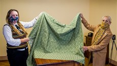 Milena Hajná (vlevo) a Kate�ina Cichrová p�edstavují látku, z ní� �vadleny...