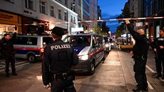 Policie hlídá okolí náměstí Schwedenplatz, kde došlo v pondělí večer k...