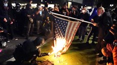 Demonstranti zapálili americkou vlajku bhem protest v Portlandu. (5....