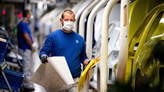 Pracovník montání linky Volkswagenu v nmeckém Wolfsburgu (27. dubna 2020)