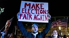 Podporovatel Trumpa skanduje bhem protestu proti výsledkm voleb v Detroitu....