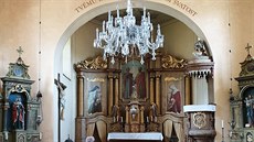 Kostel: Hlavní oltář zdejšího kostela zdobí obrazy jeho patronů, tedy svatého...