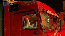 Poniený kamion po nehod v tunelu Panenská na D8.