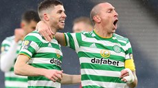 Ryan Christie  a Scott Brown z Celtiku Glasgow slaví gól v semifinále Skotského...