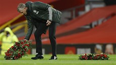 Ole Gunnar Solskjaer, trenér Manchesteru United, pokládá vnec pi vzpomínkové...