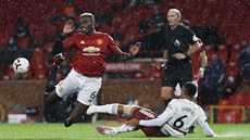 Paul Pogba z Manchesteru United padá po souboji s Gabrielem z Arsenalu.