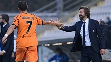 Cristiano Ronaldo z Juventusu se zdraví s kouem Andreou Pirlo v zápase proti...