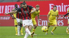Zlatan Ibrahimovic z AC Milan zahazuje penaltu proti Veron.