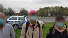 Mladí cizinci, kteří vyskákali z kamionu u přechodu v Chotěbuzi, policistům...