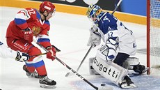 Ruský junior Marat Chusnutdinov překonává finského brankáře Oskariho Setänena...