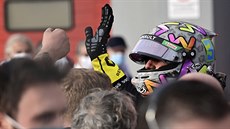 Australský pilot Daniel Ricciardo z Reanaultu zdraví diváky poté, co si dojel...