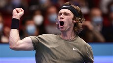 Ruský tenista Andrej Rubljov se raduje z triumfu na turnaji ve Vídni.