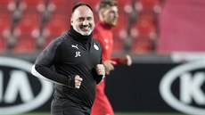 Trenér Jind�ich Trpí�ovský na tréninku Slavie p�ed duelem Evropské ligy s Nice.