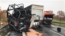 Po nehod s dodávkou zaal kamion hoet. idi v dodávce nepeil. (9.11.2020)