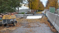 Opravovaná polovina mostu, který vede nad spojovacím tunelem podniku Iveco.