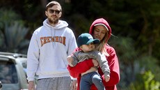 Nicholas Hoult s partnerkou Bryanou Hollyovou a jejich synem (Los Angeles, 26....
