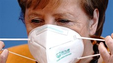 Nmecká kancléka Angela Merkelová si nasazuje respirátor na tiskové...