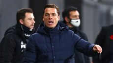 Scott Parker diriguje fotbalisty Fulhamu.