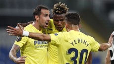 Fotbalisté Villarrealu oslavují gól.