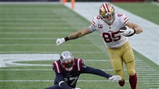 George Kittle (85) z San Francisco 49ers se prosmýkl kolem J. C. Jacksona (27)...