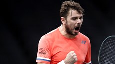 Stan Wawrinka bhem tvrtfinále turnaje v paíské hale Bercy