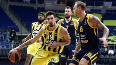 Nando De Colo (vlevo) z Fenerbahce Istanbul se dere kolem Janise Timmy z Chimek.