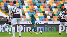 Zlatan Ibrahimovic z AC Milán u míče v duelu s Udine