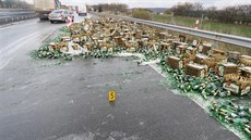 Na dálnici D5 se pi nehod z kamionu vysypaly pepravky s pivem. 