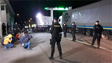 Policisté zadreli 48 migrant v kamionu na dálnici D2 na Beclavsku