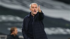 José Mourinho, trenér fotbalistů Tottenhamu, gestikuluje během zápasu anglické...