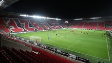 Fotbalisté Nice a Slavie se rozcviují ped vzájemným utkáním v základní...