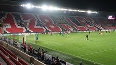 Fotbalisté Nice a Slavie se rozcviují ped vzájemným utkáním v základní...