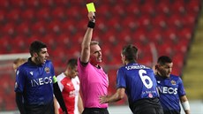 Rozhodí Jakob Kehlet udluje lutou kartu Morganu Schneiderlinovi z Nice.