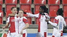 Fotbalisté Slavie se radují z gólu, který v utkání s Nice vstelil Jan Kuchta...