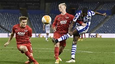 Momentka ze zápasu mezi Alkmaarem (�ervené dresy) a Realem Sociedad.