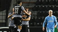 Fotbalisté PAOK Solu� se radují z gólu v zápase Evropské ligy s PSV Eindhoven.