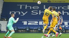 Harry Kane z Tottenhamu otevírá skóre v utkání anglické ligy proti West Bromu.