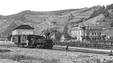 Stanice Bečov nad Teplou s lokomotivou rakouské řady 97 na snímku fotografické...