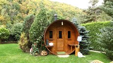 Na zahrad je také sauna sudovitého tvaru, je voní po dev.
