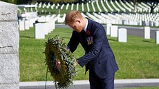 Princ Harry uctil Den vzpomínek na hbitov v USA. (Los Angeles, 8. listopadu...