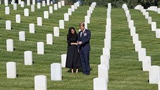 Vévodkyn Meghan a princ Harry uctili Den vzpomínek na hbitov v USA. (Los...