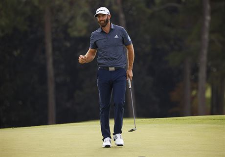 Amerian Dustin Johnson se usmívá po vítzství na Masters.