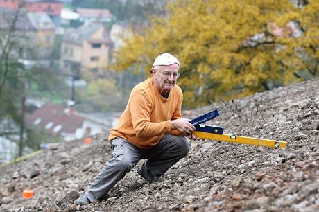 Sesuv je pímo nad domy ve Skalní ulici v ústecké ásti Vaov.