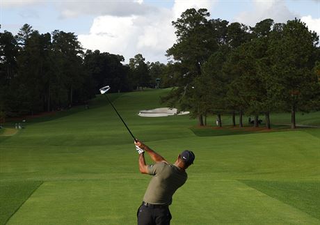 Tiger Woods odpaluje v prvním kole na golfovém Masters v August.