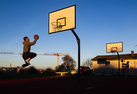 Mladí basketbalisté trénovali 6. listopadu 2020 odpoledne na hiti v Praze na...