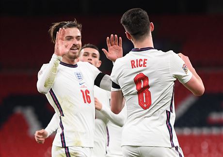 Anglický fotbalista Declan Rice se raduje z gólu proti Islandu se spoluhráem...