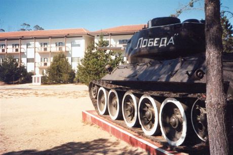 Na dvoe koly v Monterey mají sovtský tank.